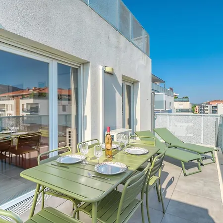 Apartmán 2-bedroom With Pool Parking & Balcony