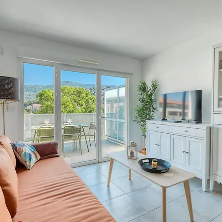 2-bedroom With Pool Parking & Balcony Le Lavandou