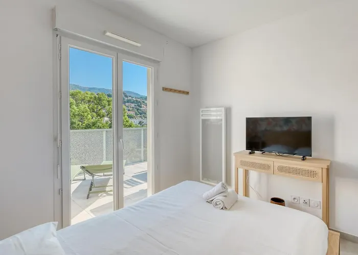 2-bedroom With Pool Parking & Balcony *