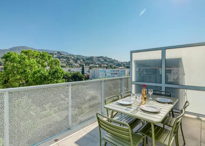 2-bedroom With Pool Parking & Balcony