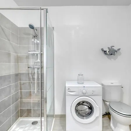 Апартаменты 2-bedroom With Pool Parking & Balcony *