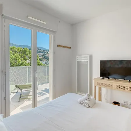 2-bedroom With Pool Parking & Balcony *