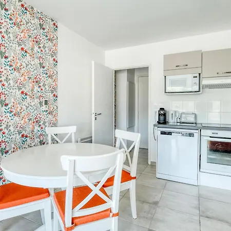 2-bedroom With Pool Parking & Balcony *