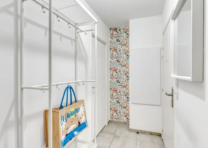 아파트 2-bedroom With Pool Parking & Balcony 르 라방두