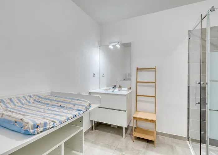 아파트 2-bedroom With Pool Parking & Balcony *