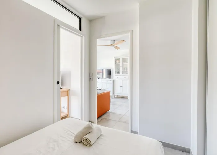 2-bedroom With Pool Parking & Balcony 아파트 *