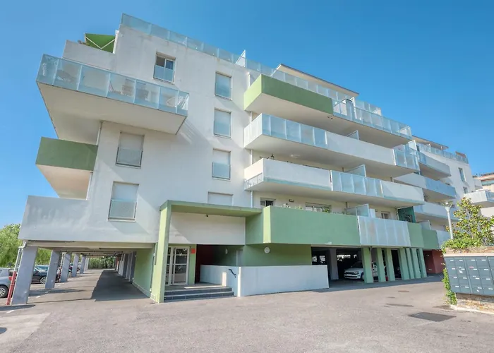 아파트 2-bedroom With Pool Parking & Balcony