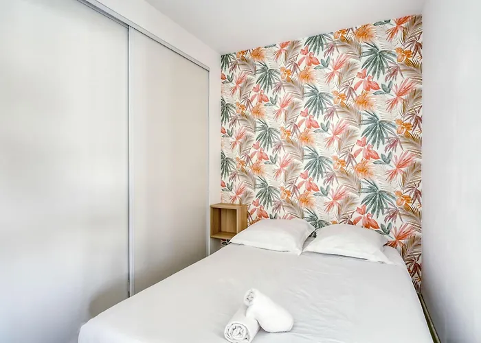 2-bedroom With Pool Parking & Balcony 아파트 *