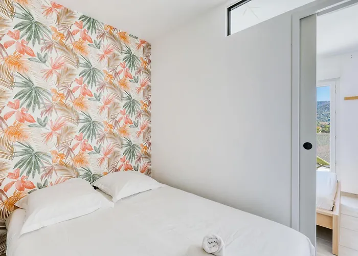 2-bedroom With Pool Parking & Balcony