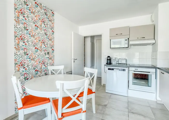 2-bedroom With Pool Parking & Balcony *